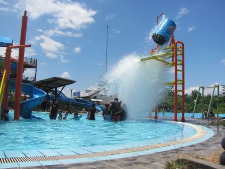 Waterboom Ember Tumpah